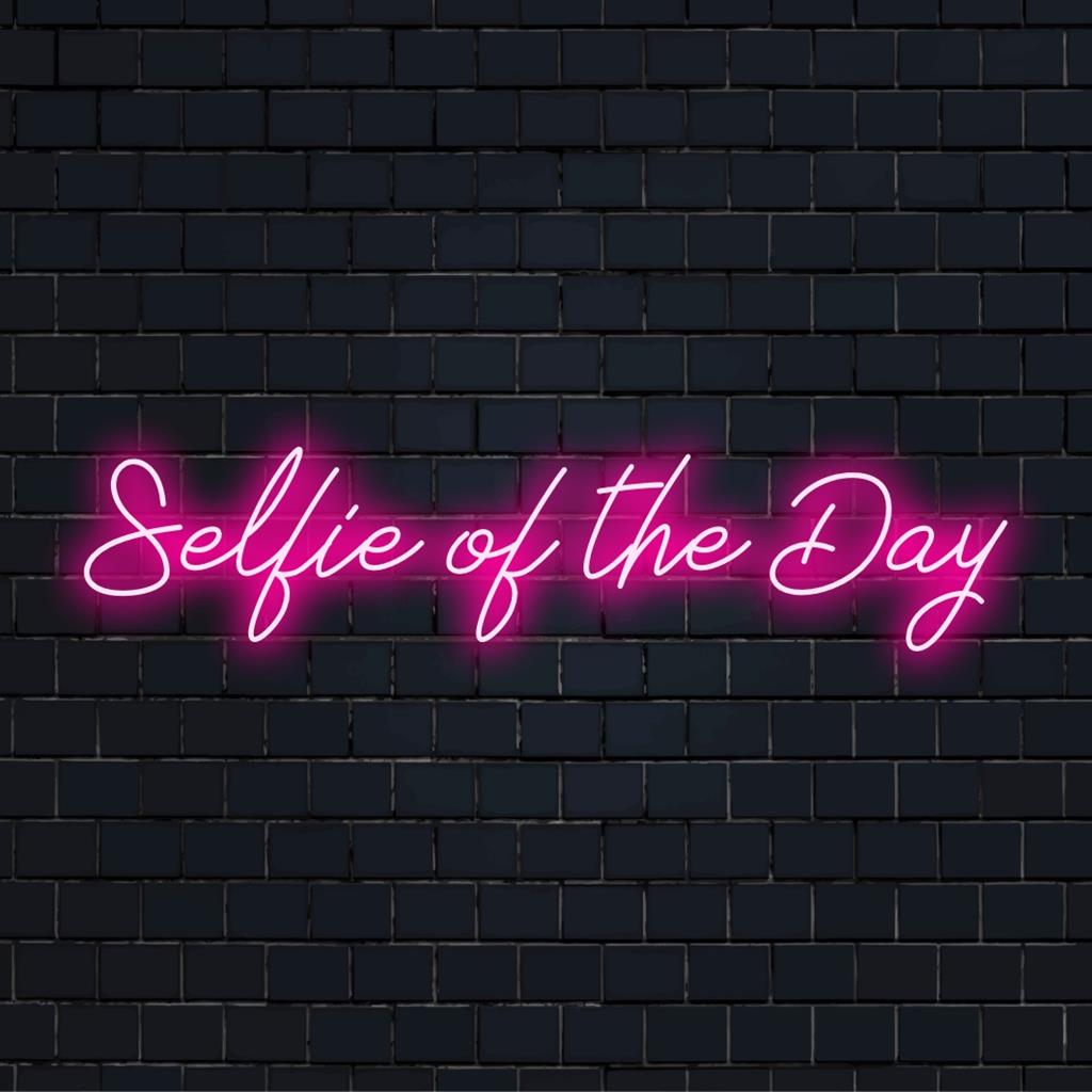 Vivace insegna al neon LED personalizzata con la scritta "Selfie del giorno", ideale per aggiungere un tocco moderno e personalizzato a qualsiasi spazio.