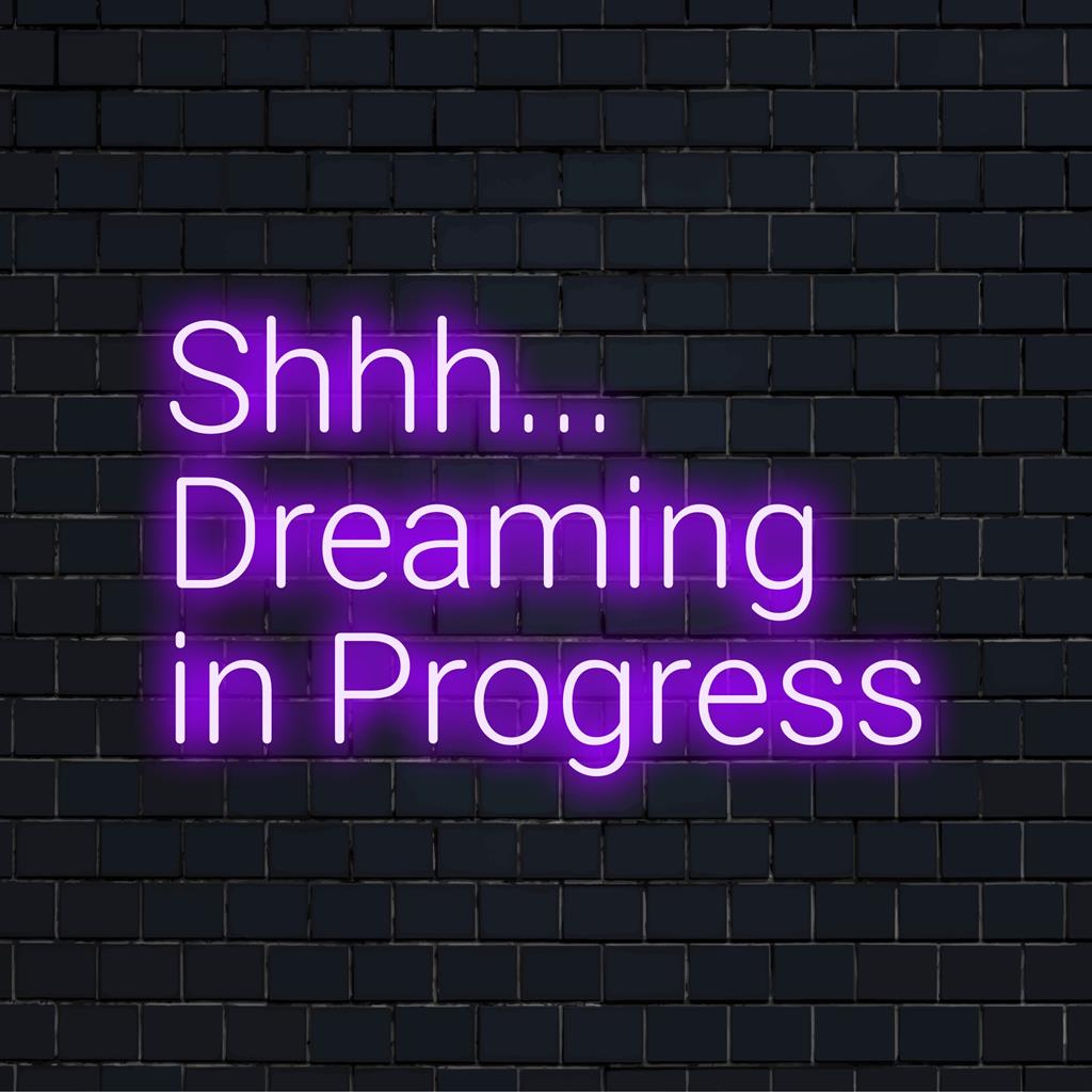 Semn de neon cu LED personalizat care afișează Shhh... Dreaming In Progress, perfect pentru decorul unic cu lumină neon în orice spațiu.