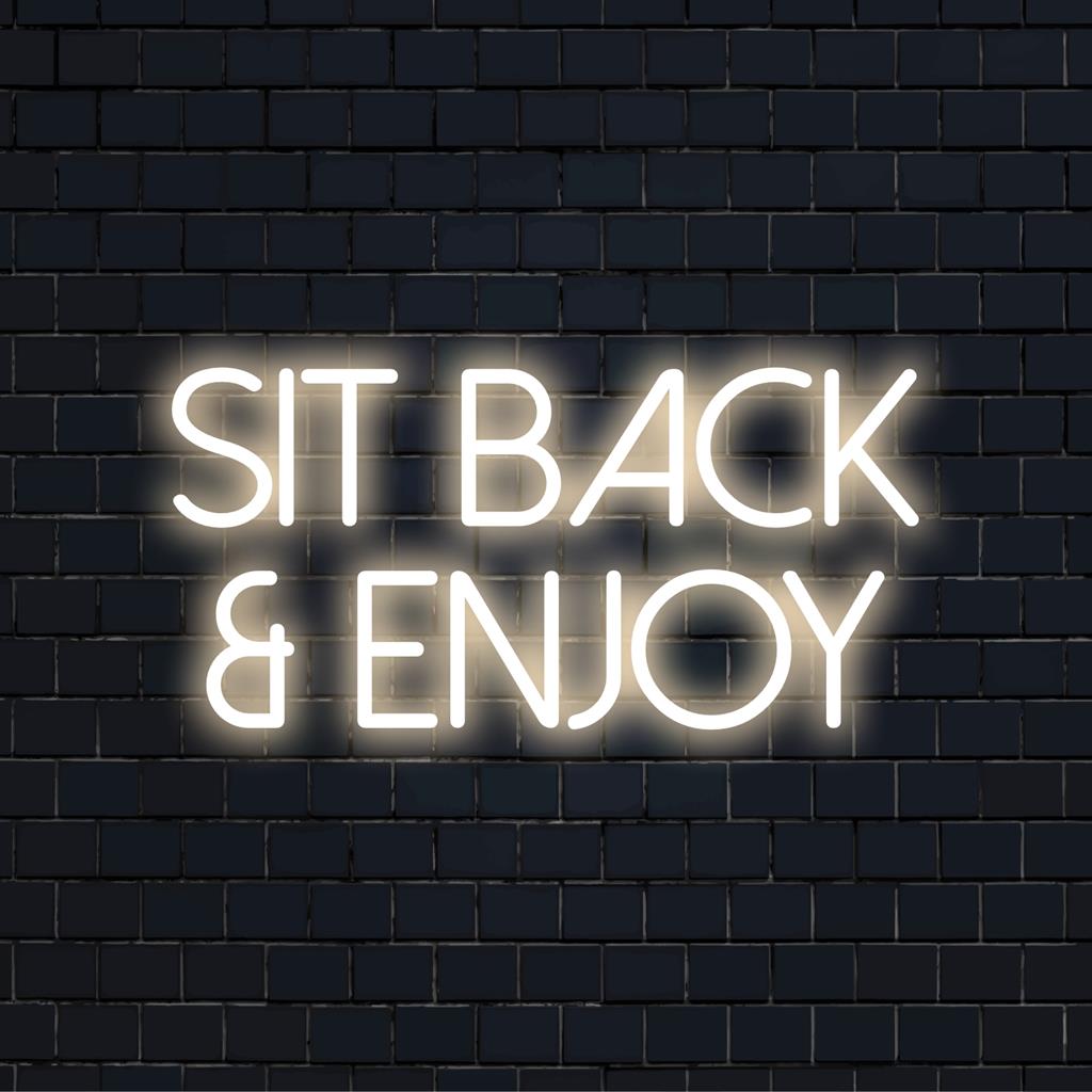 Prilagođeni LED neonski natpis Sjednite i uživajte u svijetlim nijansama, savršenim za poboljšanje prostora za opuštanje i dnevni boravak.