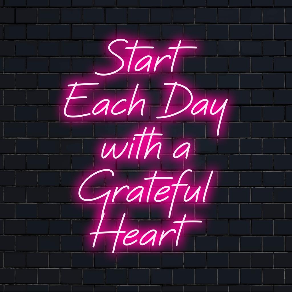 Egyedi LED-es neonreklám a Start Every Day With A Grateful Heart kifejezéssel, élénk színekkel, tökéletes felemelő dekorációhoz.
