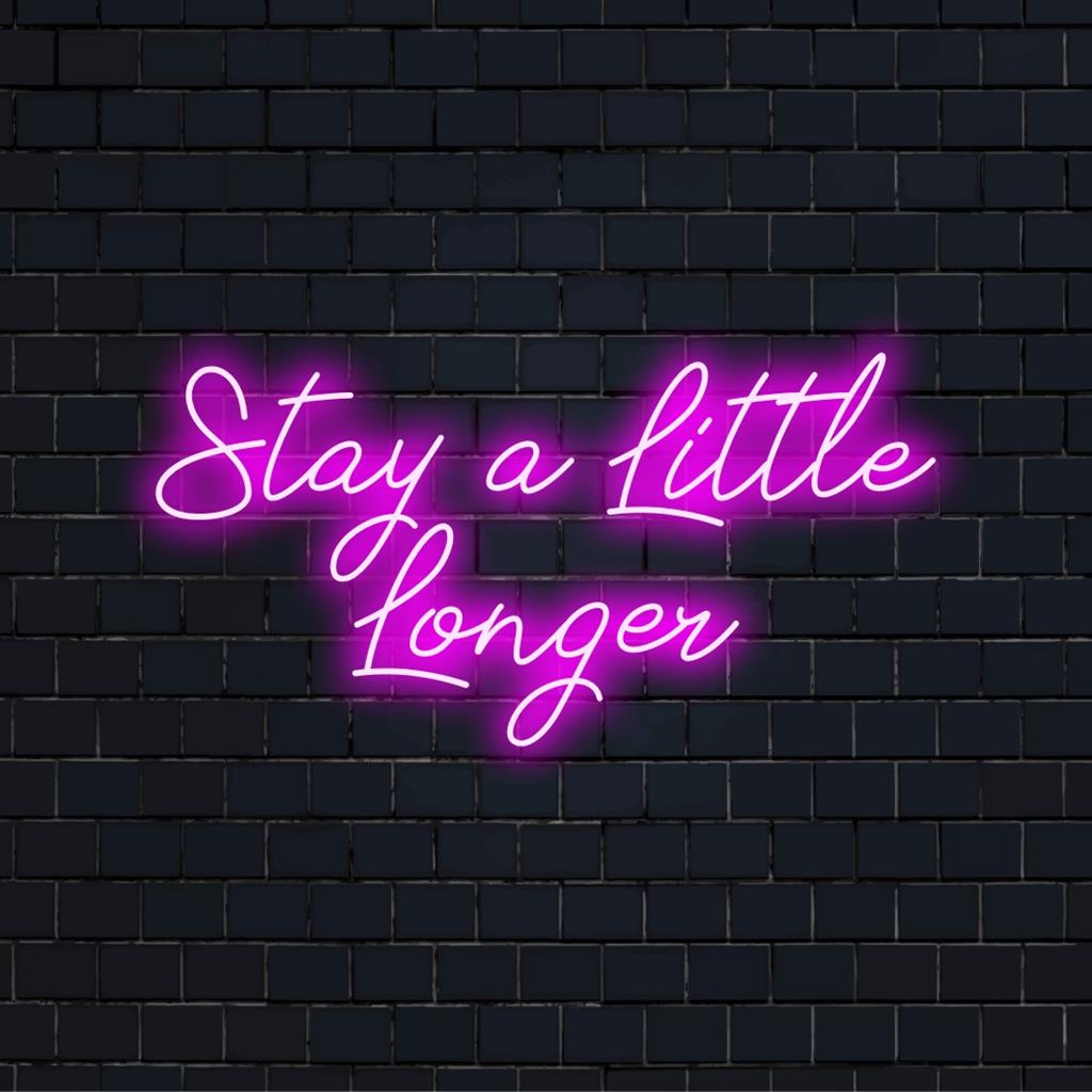 Skræddersyet LED neonskilt læsning Stay A Little Longer; perfekt neon vægkunst til at tilføje personlighed til ethvert rum.
