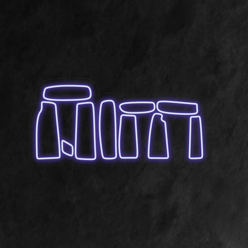 « Stonehenge Neon Sign » ajoute une touche de mystère avec sa silhouette emblématique, projetant une lueur intrigante qui fait écho à l'énigme de ce site antique dans votre espace.