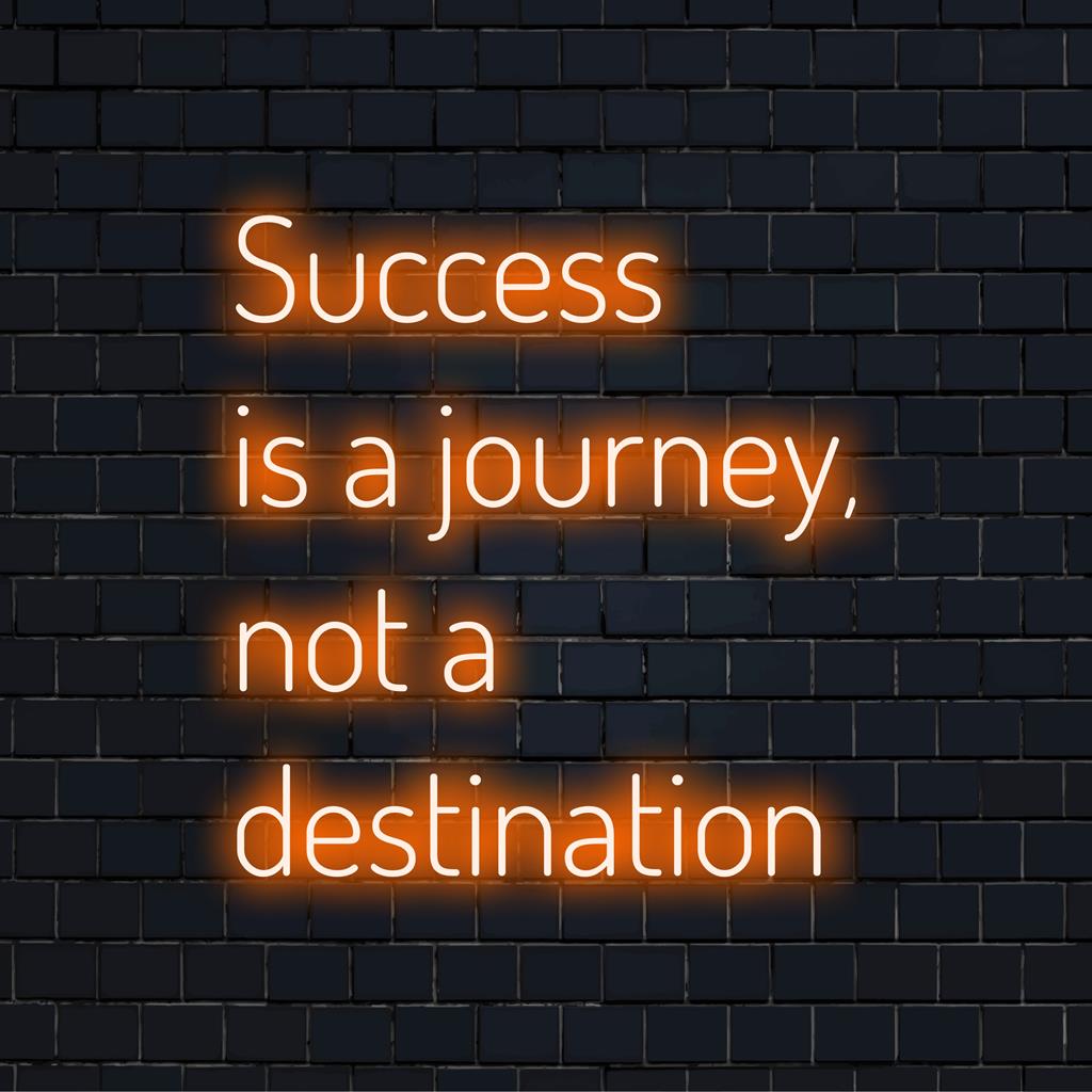 Na zakázku vyrobený LED neonový nápis s inspirativní frází: Úspěch je cesta, ne cíl. Ideální pro každou motivační dekoraci.