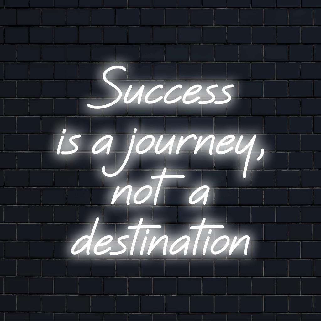 Vlastní LED neonový nápis osvětlující frázi Success Is A Journey, Not A Destination v zářivé umělecké neonové typografii.