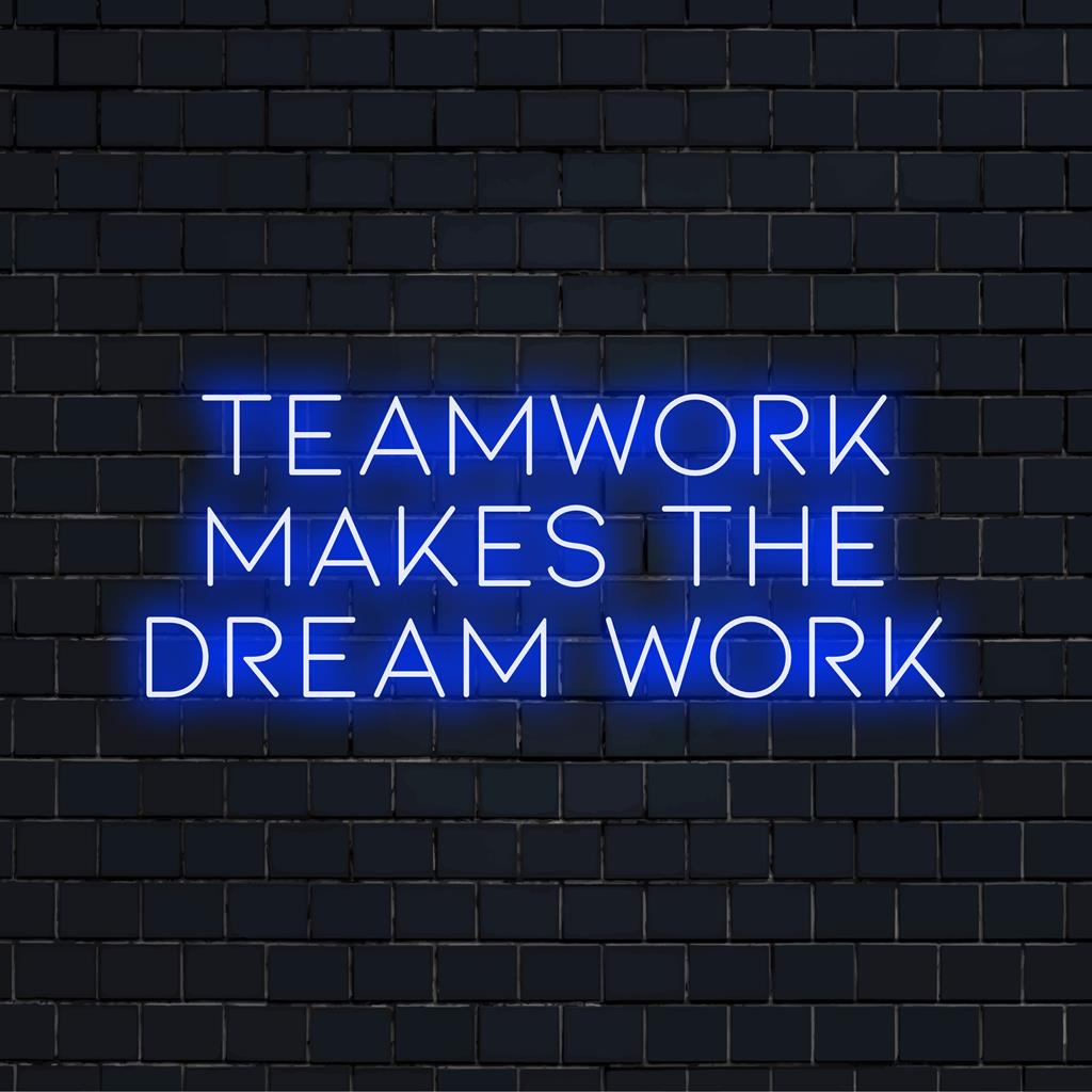 Αυτή η ζωντανή προσαρμοσμένη φωτεινή επιγραφή LED απεικονίζει δημιουργικά τη φράση Teamwork Makes The Dream Works σε ζωντανά λαμπερά χρώματα.