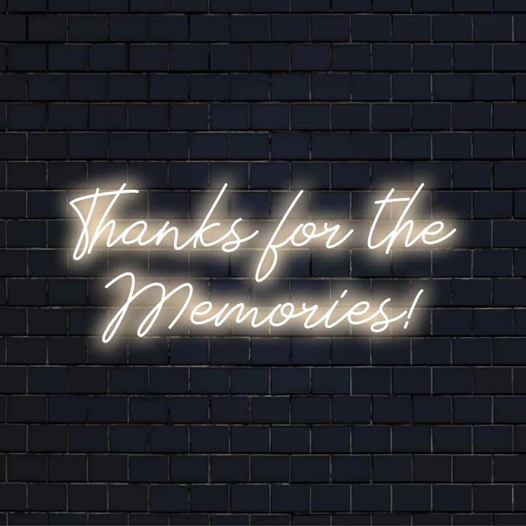 Eritellimusel valmistatud LED-neoonsilt, mis kuvab tänu mälestuste eest! elavas, säravas skriptis, mis tõstab teie sisekujunduse esile.