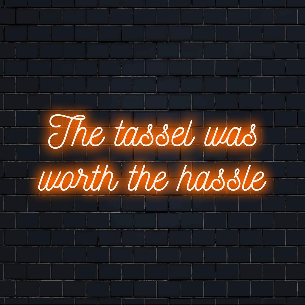 Eritellimusel valmistatud LED-neoonmärk, millel on fraas: Tutt oli vaeva väärt. Pidulik neoontsitaadikunsti teos.