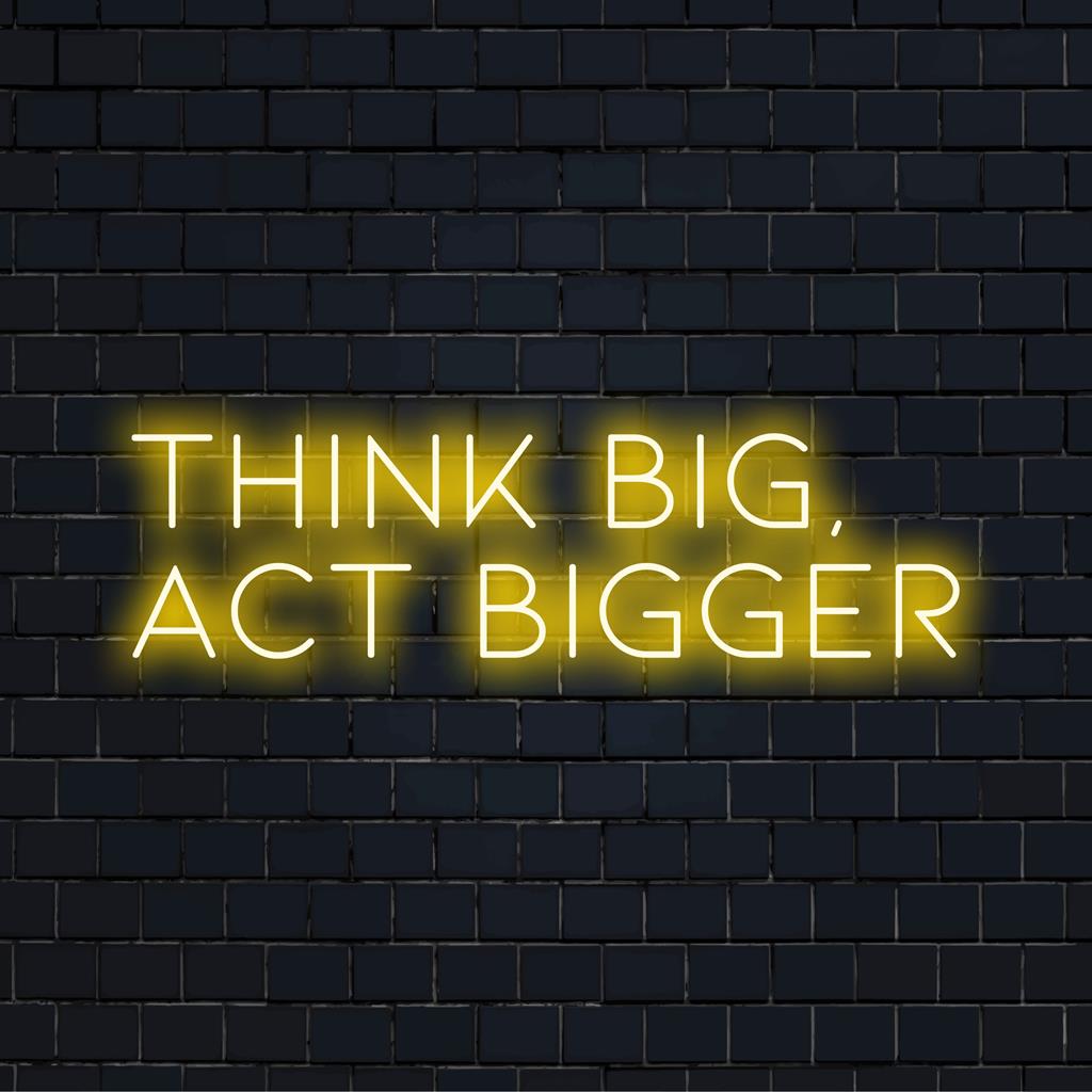Megvilágított Think Big, Act Bigger egyedi LED-es neonreklám a modern inspirációért, ideális kreatív terekhez és motiváló dekorációhoz.