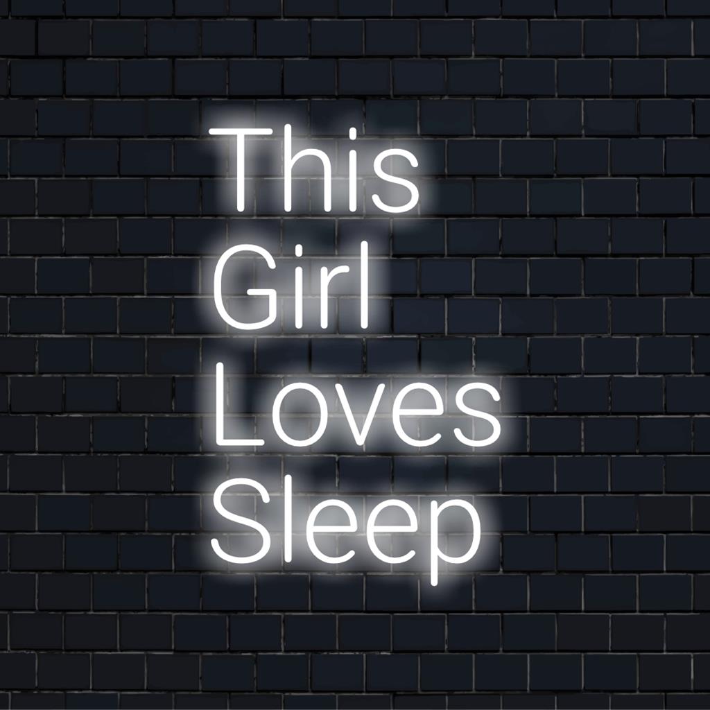 Insegna al neon a LED personalizzata con la scritta This Girl Loves Sleep, con un font giocoso, perfetta per un arredamento luminoso al neon unico e accogliente.