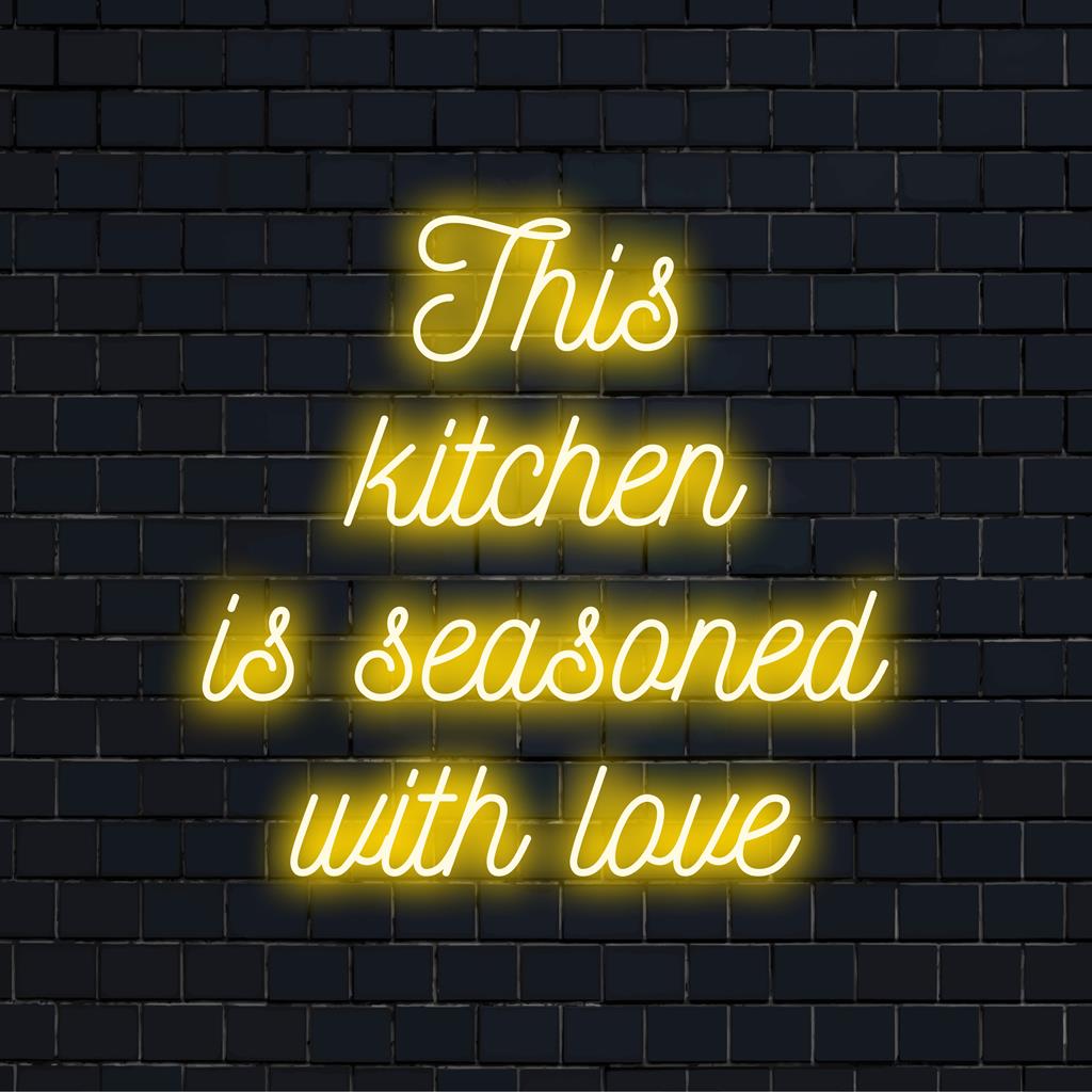 Προσαρμοσμένη πινακίδα νέον LED με τη φράση This Kitchen Is Seasoned With Love, ιδανική για τέχνη νέον τοίχου και ζεστή διακόσμηση κουζίνας.