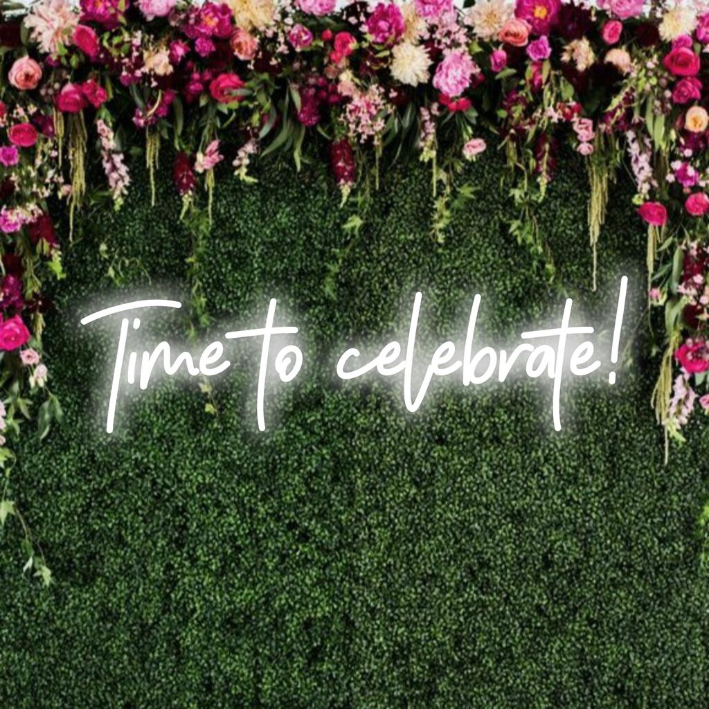 Neonové světlo umění čtení Time To Celebrate! se zářícími LED písmeny, ideální pro slavnostní výzdobu nebo události. Přizpůsobitelné živé znamení.