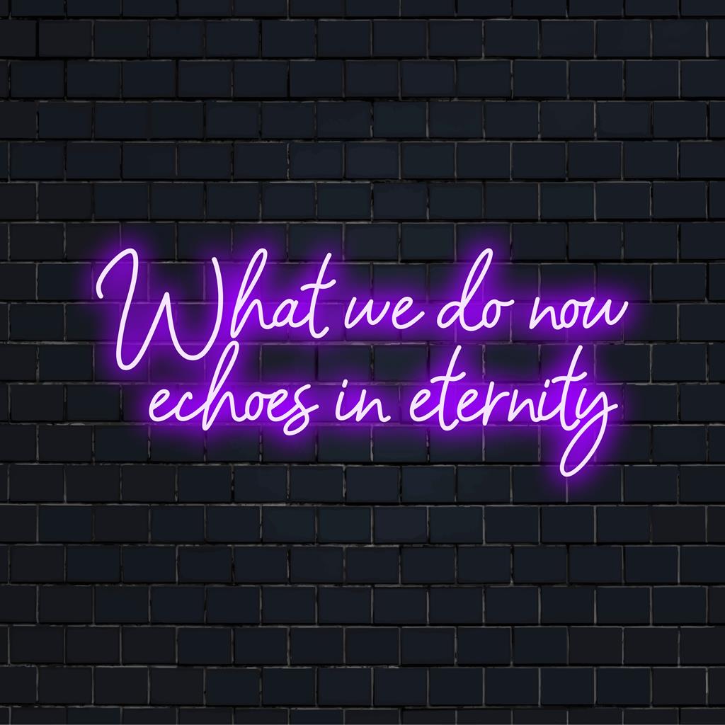 Egyedi gyártású LED fényreklám, amelyen a What We Do Now Echoes In Eternity felirat látható, és tökéletes a személyre szabott dekorációhoz.