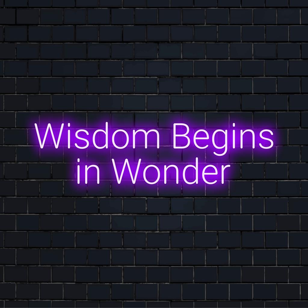 Enseigne au néon LED personnalisée : Wisdom Begins In Wonder brille dans des teintes lumineuses, parfaite pour une décoration inspirante.