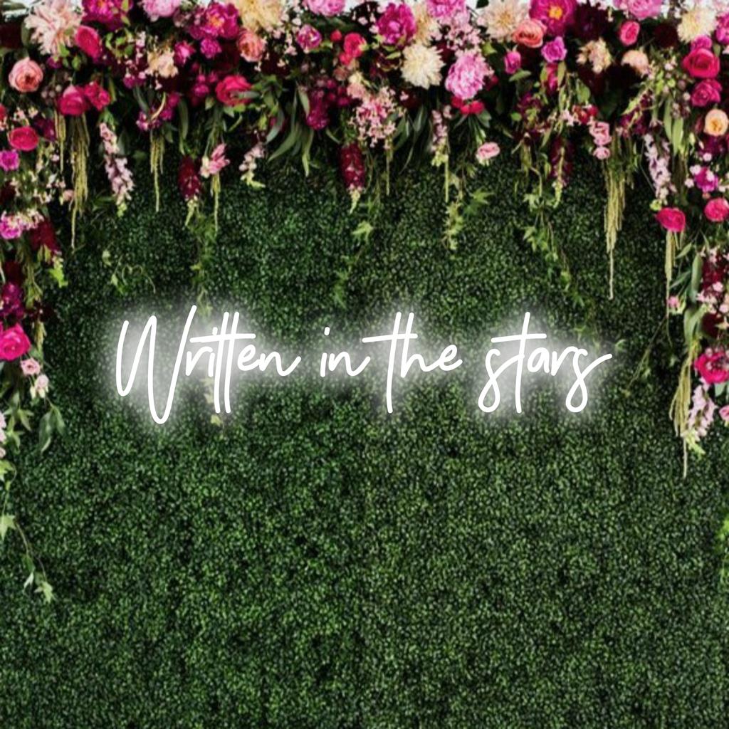 Custom Written In The Stars LED-neoonmärk; käsitsi valmistatud neoonkunst, mis sobib ideaalselt isikupärastatud sisekujunduseks.