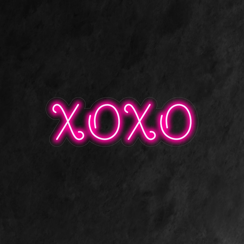 Το "XOXO Neon Sign" είναι μια ρομαντική και στοργική προσθήκη στο εσωτερικό σας. Ένα νέον φως που συμβολίζει αγκαλιές και φιλιά, δημιουργώντας μια ατμόσφαιρα αγάπης.