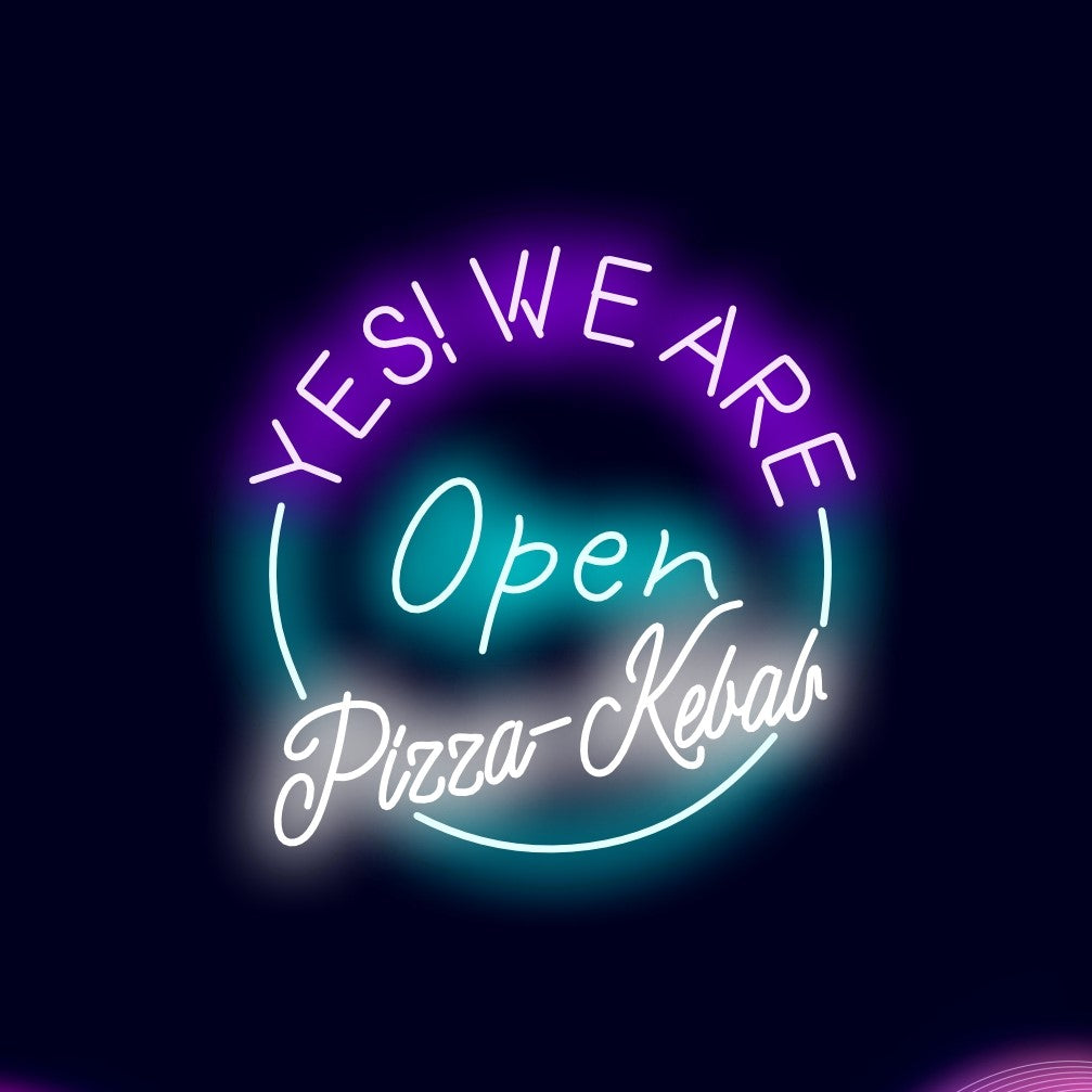 "Yes! We Are Open Pizza Kebab Neon Sign" - Μια ζωντανή φωτεινή επιγραφή που καλωσορίζει τους επισκέπτες να απολαύσουν νόστιμη πίτσα και κεμπάπ.