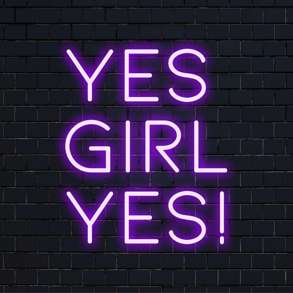 Insegna LED personalizzata con la frase "Yes Girl Yes!" in neon luminoso ed energizzante. Perfetta per qualsiasi spazio audace.