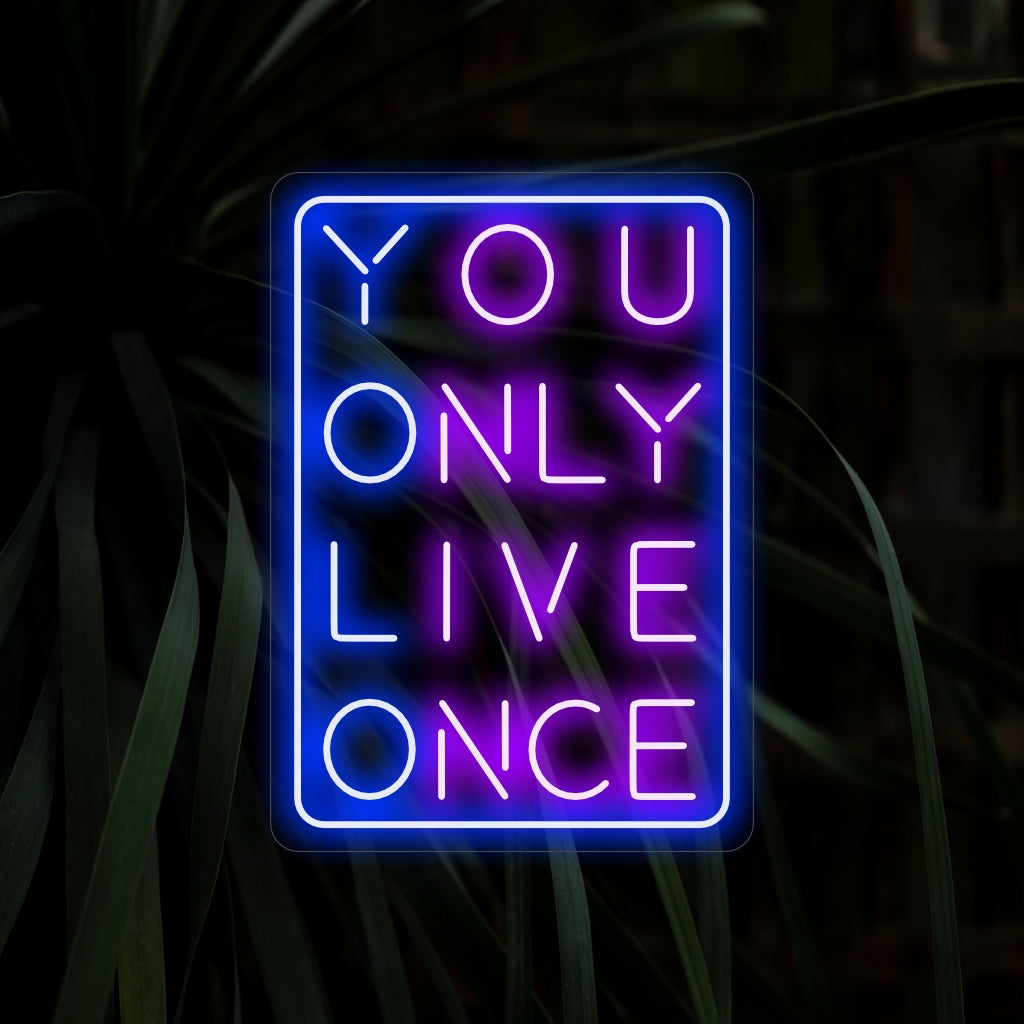 "You Only Live Once Neon Sign" odiše živahnim i bezbrižnim sjajem, stvarajući atmosferu koja slavi radost života punim plućima u vašem prostoru.
