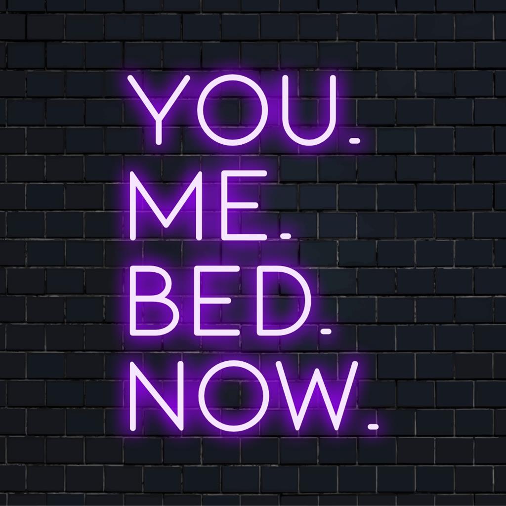 Insegna al neon a LED personalizzata "Tu. Io. Letto. Ora", perfetta per un arredamento moderno con una luce giocosa e accattivante.