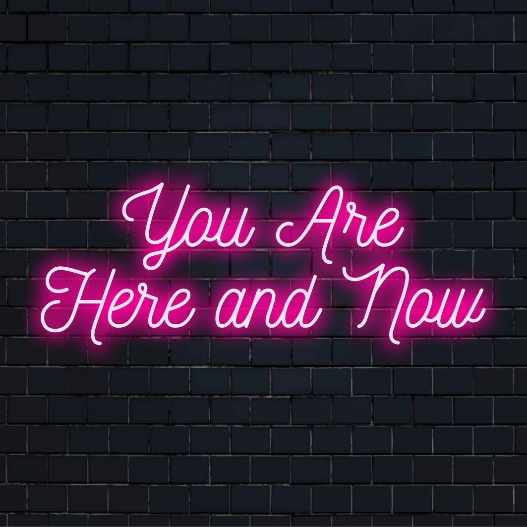 Insegna al neon a LED personalizzata con la scritta "Sei qui e ora", con luce fredda e brillante, adatta a qualsiasi spazio moderno.
