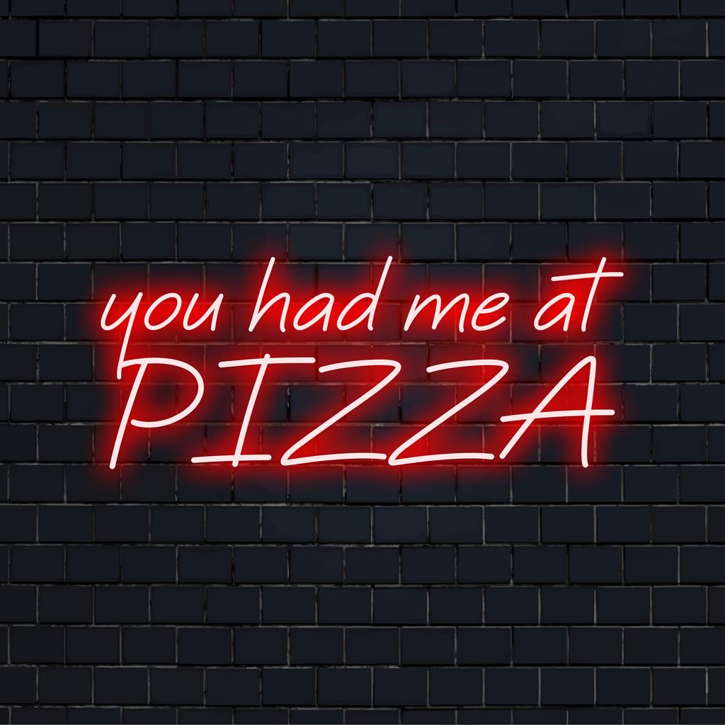 Insegna al neon a LED personalizzata: You Had Me At Pizza in vivaci colori neon, perfetta per aggiungere un tocco divertente a qualsiasi spazio.