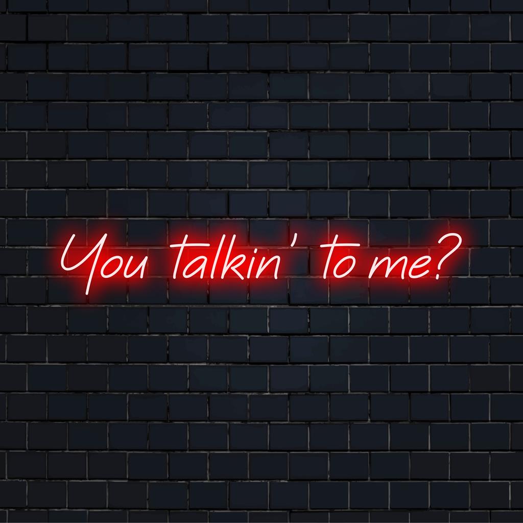 Urzekający neon LED z napisem „You Talkin' To Me”. Połączenie dekoracji neonowej i neonowych cytatów.