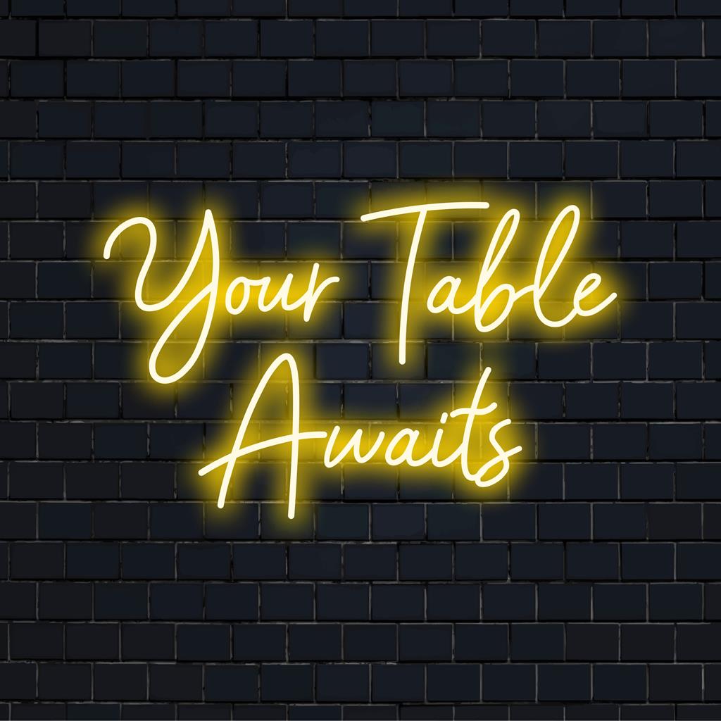 O placă vibrantă Your Table Awaits LED cu neon, perfectă pentru a adăuga o notă primitoare oricărei experiențe culinare cu strălucire strălucitoare.