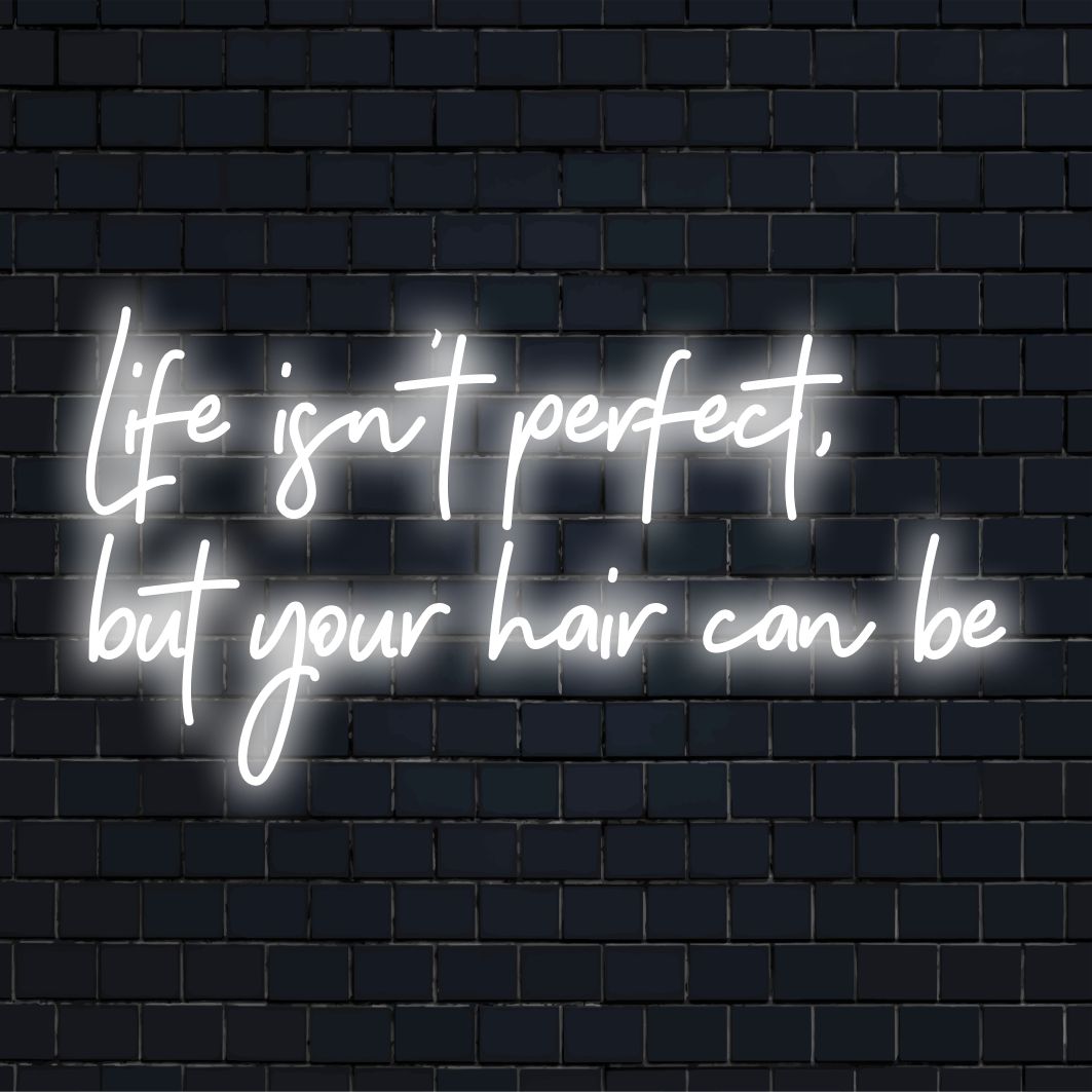 Ειδική επιγραφή LED νέον με τη φράση Η ζωή δεν είναι τέλεια, αλλά τα μαλλιά σας μπορούν να είναι με ζωηρά, κομψά γράμματα.
