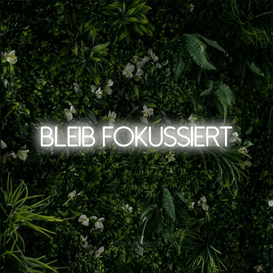 LED neon sign reading “Bleib fokussiert”, arranged in a single line.