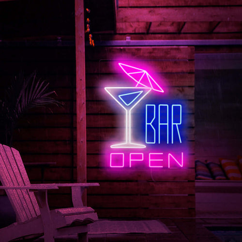 La foto mostra un'insegna al neon con un cocktail con un ombrellone a sinistra e la scritta "open bar" a destra. Questa insegna al neon è ideale per i bar, sia all'interno che all'esterno.