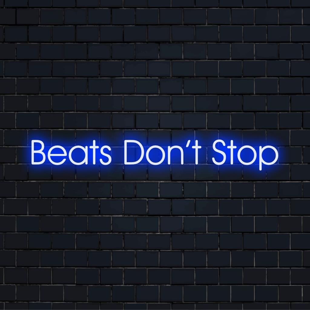 Niestandardowy neon LED z napisem Beats Don't Stop, prezentujący żywą sztukę neonową jako element dekoracyjny i nadający nastrój.