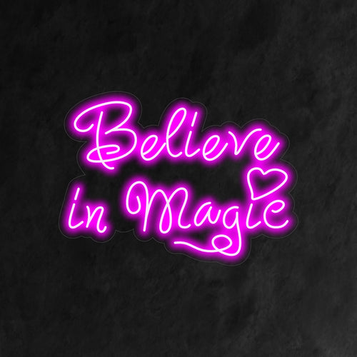 L'insegna al neon "Believe In Magic" è un'aggiunta stravagante e incantevole al tuo arredamento a tema fantasy. Una luce al neon che incoraggia la fede nella magia e nella meraviglia.