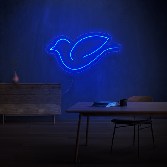 „Bird Neon Sign” - O lumină neon capricioasă care prezintă silueta fermecătoare a unei păsări, dând farmec și o conexiune cu lumea naturală în spațiul tău de locuit.