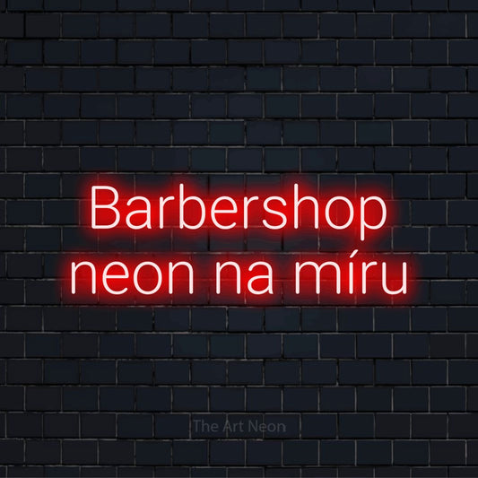 Neonový nápis na míru „Barbershop neon na míru“ na černé cihlové zdi