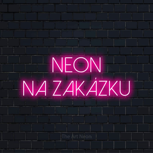 Neonový nápis na míru „Neon na zakázku“ na černé cihlové zdi