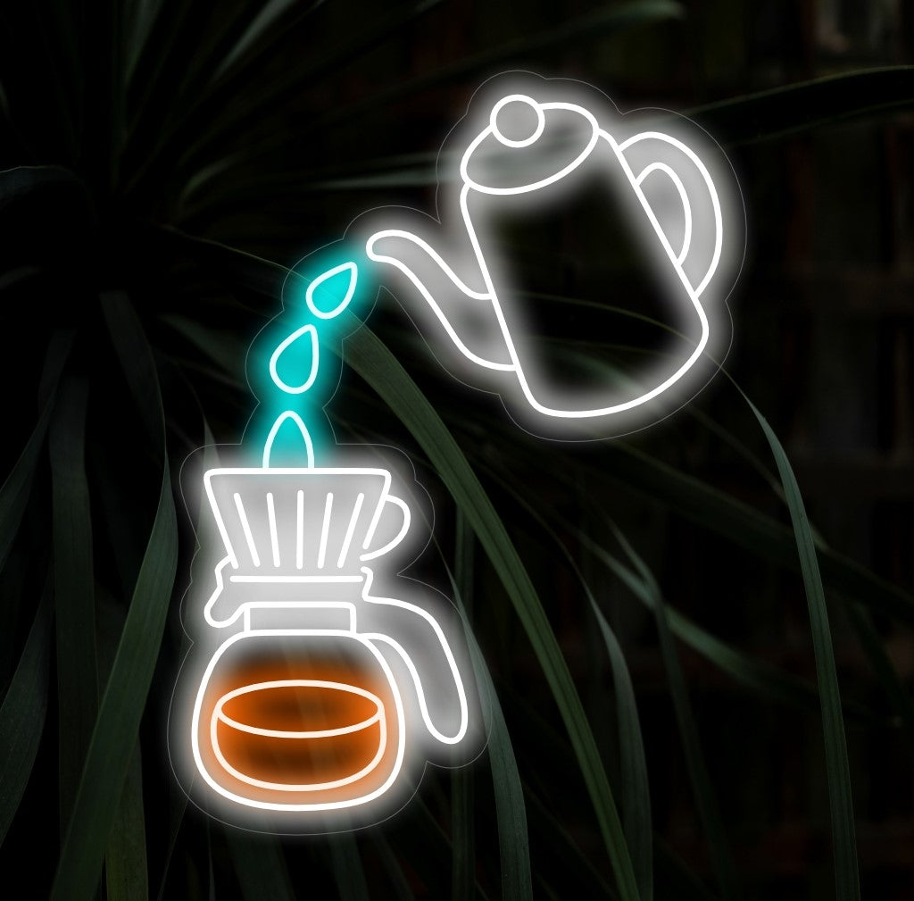 "Insegna al neon con macchina per il caffè e bollitore" ��� Un'elegante luce al neon che mette in mostra l'immagine iconica di una macchina per il caffè e di un bollitore, infondendo al tuo angolo caffè o bar un'atmosfera calda e invitante.