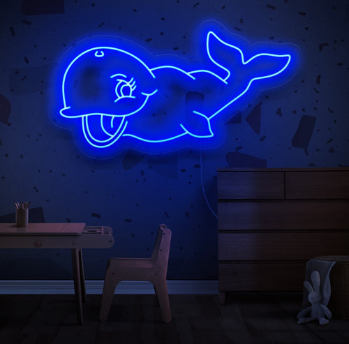 A „Cute Whale Smile Neon Sign” neonfényben világít, vidámsággal és imádnivaló hangulattal árasztja el a teret, amely tökéletes játékos és elragadó hangulat megteremtéséhez hálószobákban vagy játszóterekben.