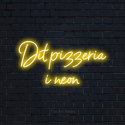 Personligt neonskilt med teksten “Dit pizzeria i neon” på en sort murstensvæg