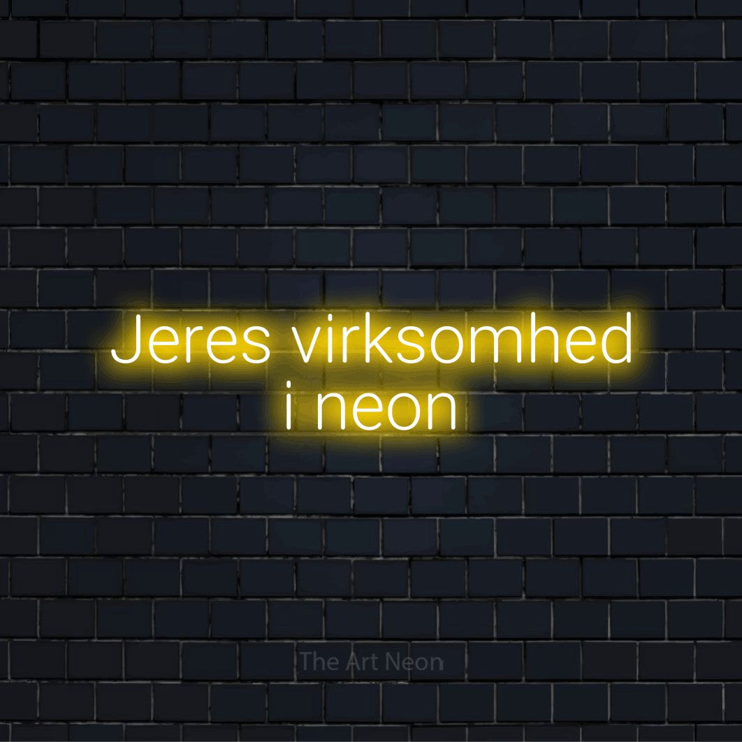 Personligt neonskilt med teksten “Jeres virksomhed i neon” på en sort murstensvæg
