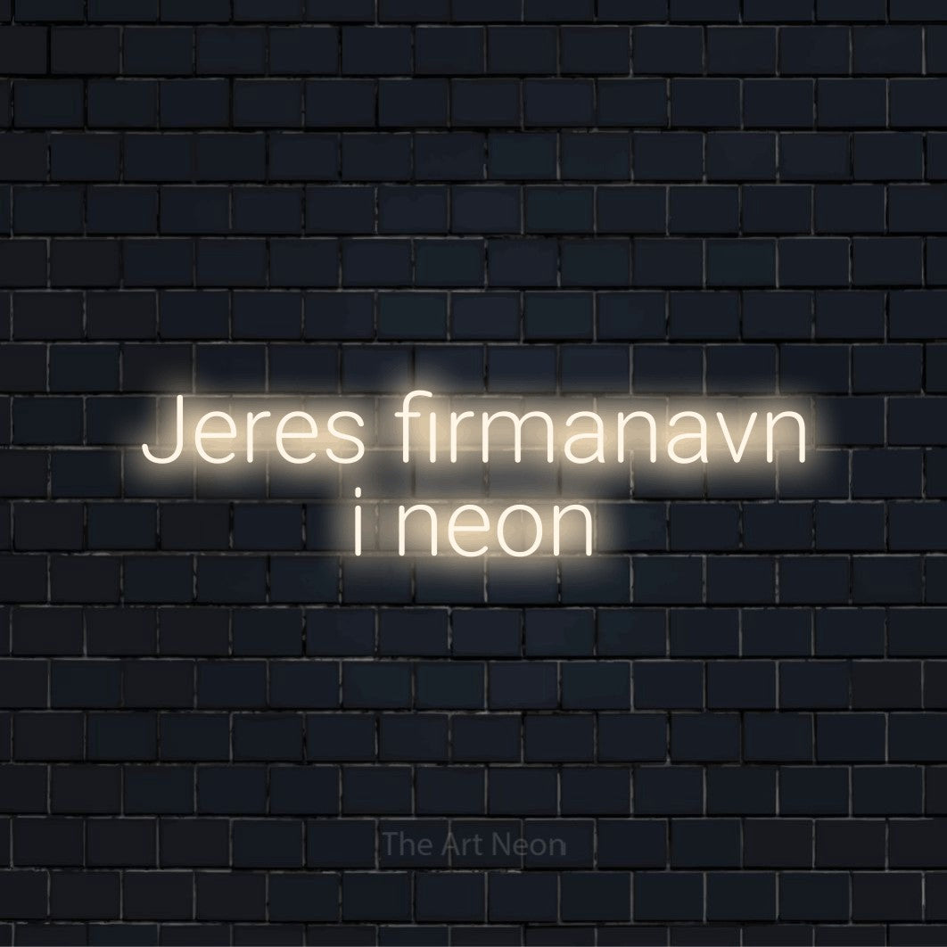 Personligt neonskilt med teksten “Jeres firmanavn i neon” på en sort murstensvæg