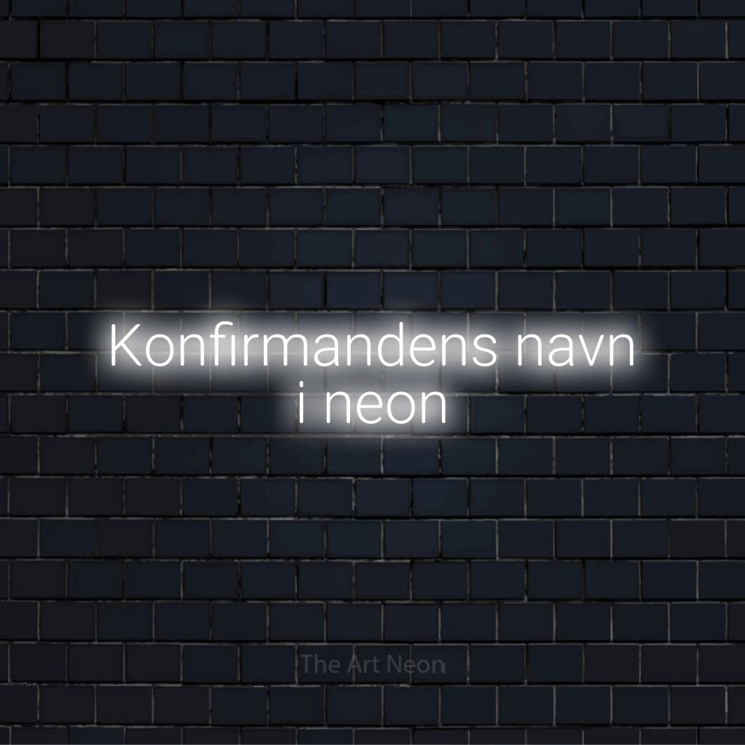 Personligt neonskilt med teksten “Konfirmandens navn i neon” på en sort murstensvæg
