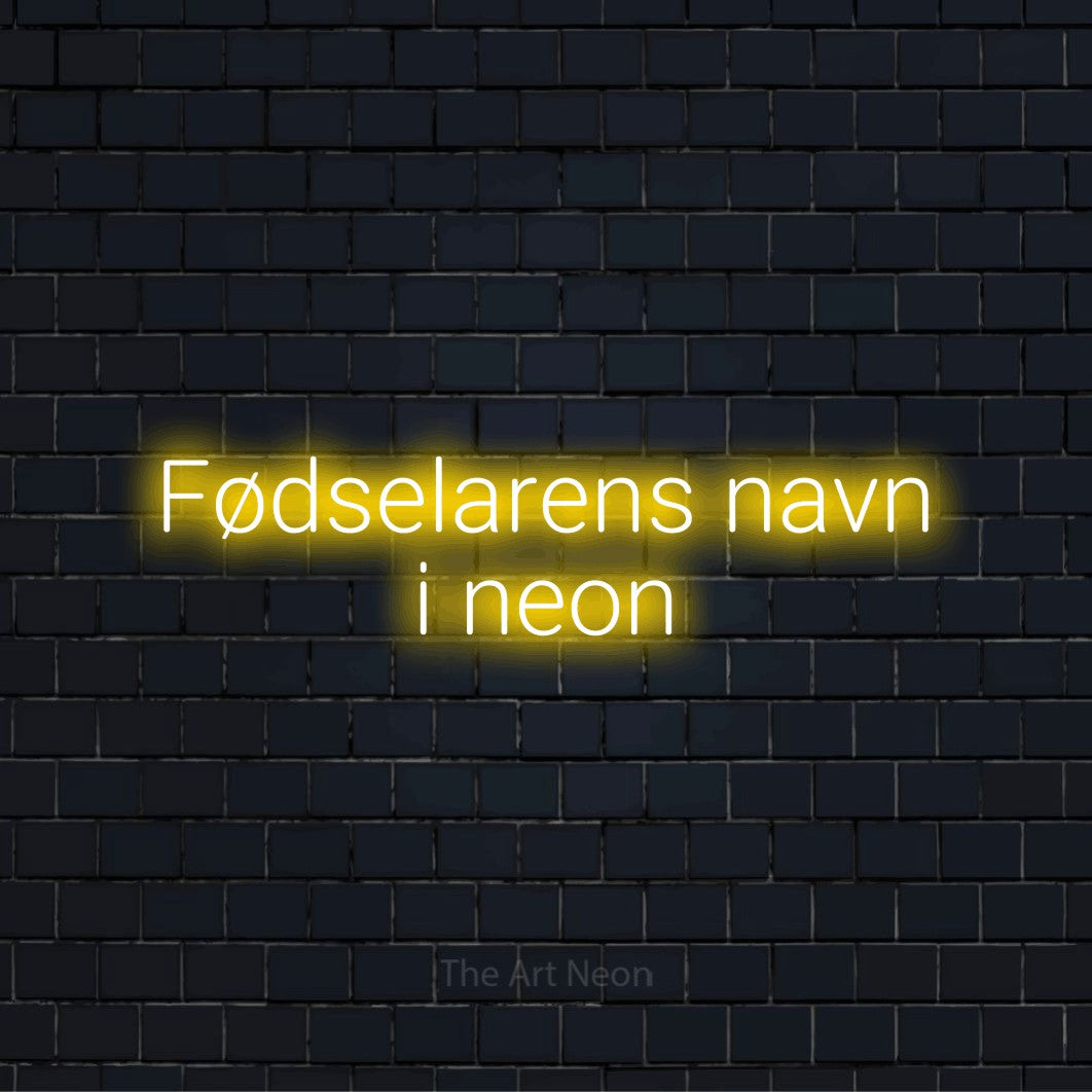 Personligt neonskilt med teksten “Fødselarens navn i neon” på en sort murstensvæg