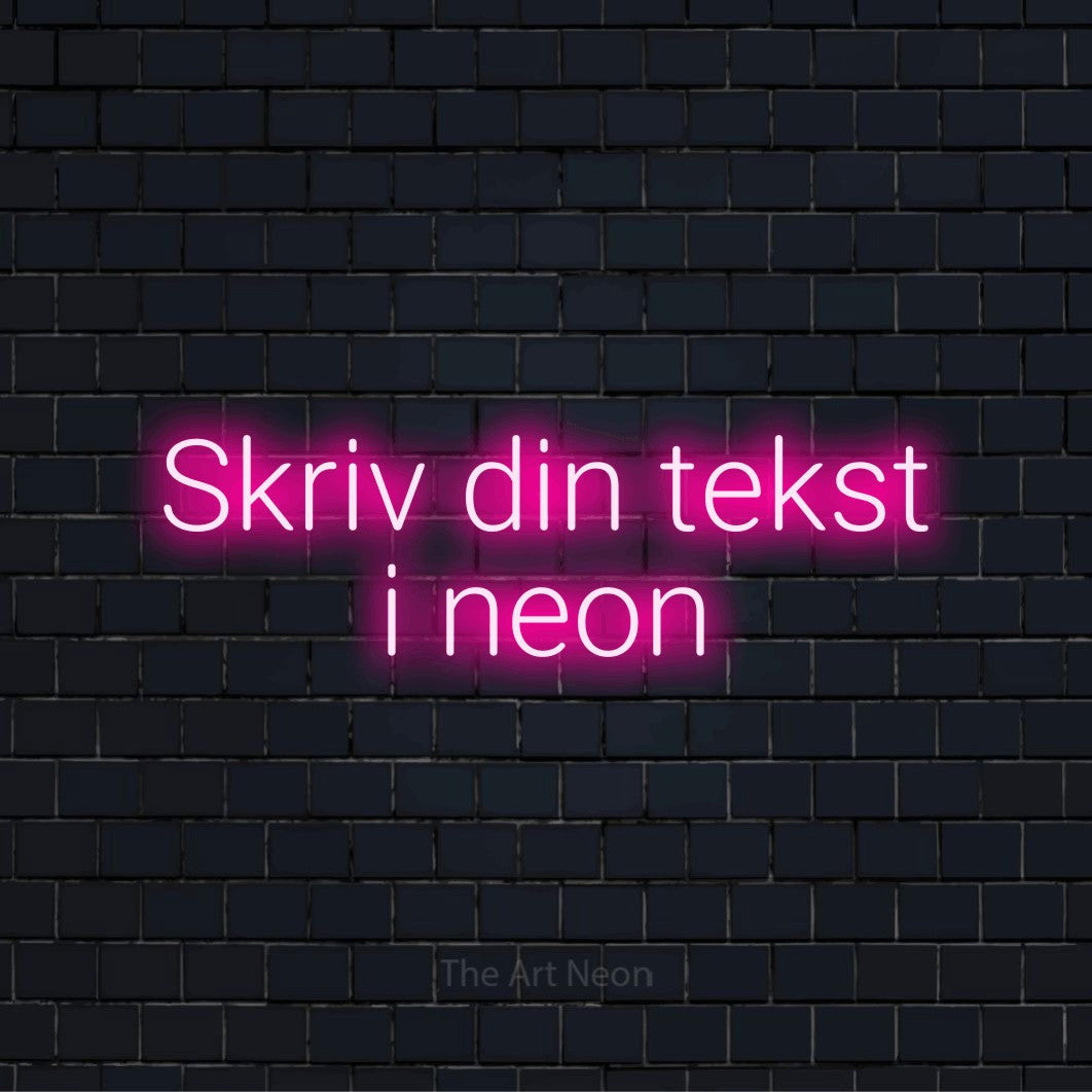 Personligt neonskilt med teksten “Skriv din tekst i neon” på en sort murstensvæg