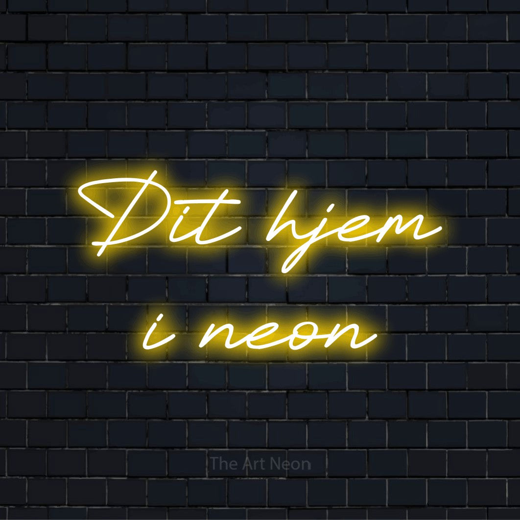 Personligt neonskilt med teksten “Dit hjem i neon” på en sort murstensvæg
