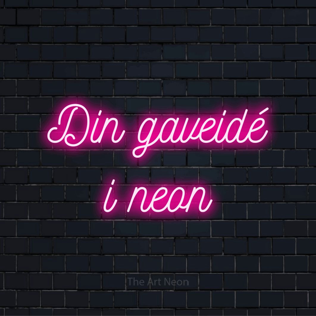 Personligt neonskilt med teksten “Din gaveidé i neon” på en sort murstensvæg