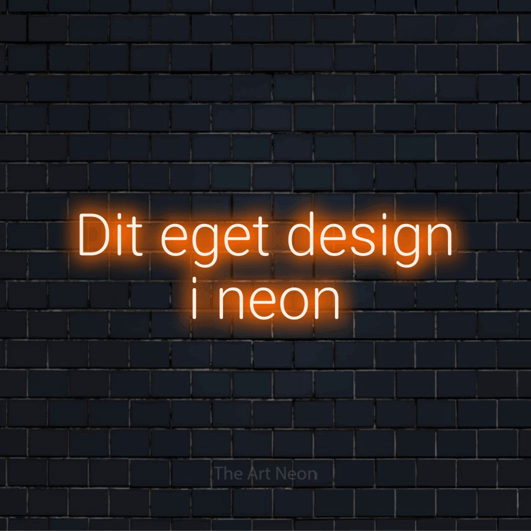 Personligt neonskilt med teksten “Dit eget design i neon” på en sort murstensvæg