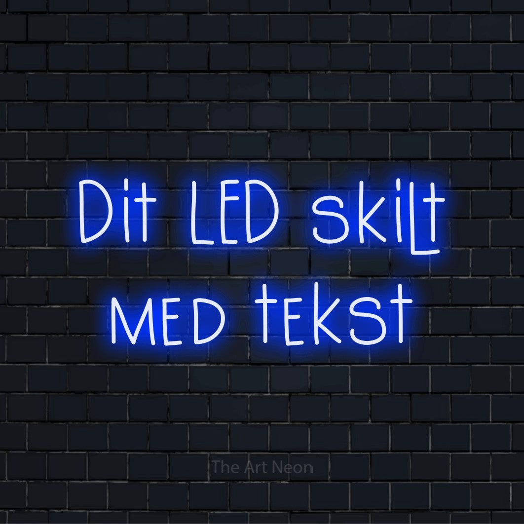 Personligt neonskilt med teksten “Dit LED skilt med tekst” på en sort murstensvæg