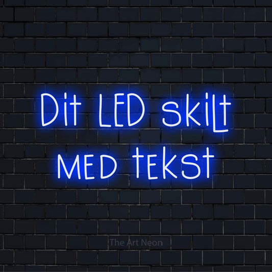 Personligt neonskilt med teksten “Dit LED skilt med tekst” på en sort murstensvæg