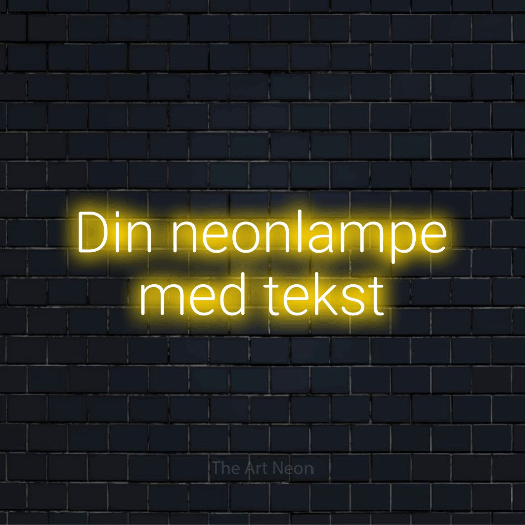 Personligt neonskilt med teksten “Din neonlampe med tekst” på en sort murstensvæg