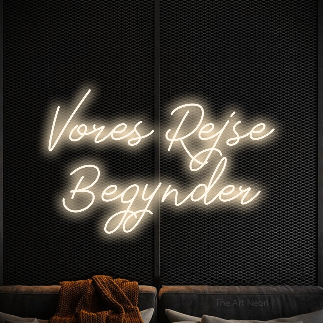 LED neon sign reading “Vores Rejse Begynder”, arranged in 2 lines.
